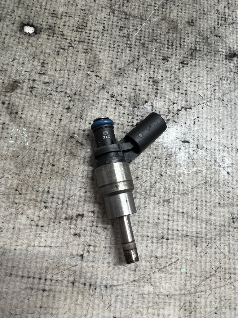 Injector Audi A3 8P 2.0 Benzina 2008, 06F906036A