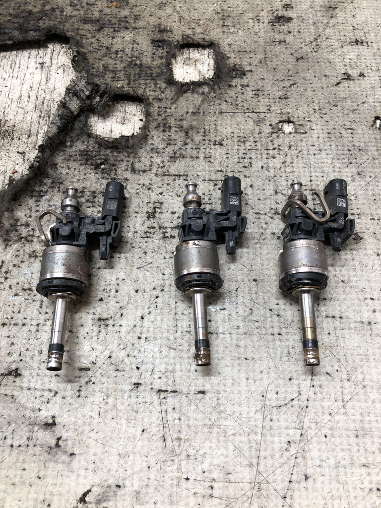 Injector Audi A3 8Y 1.0 Benzina 2021, 05C036