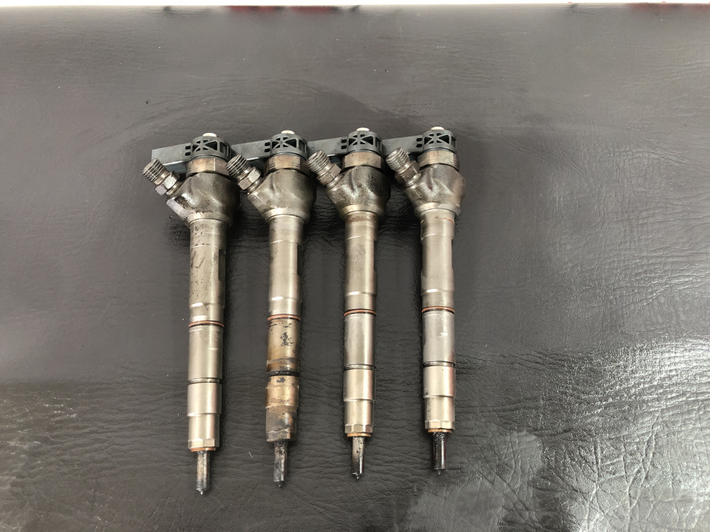 Injector Audi Q5 2.0TDI CGLB 170cp sedan 2012 (03L130277J)