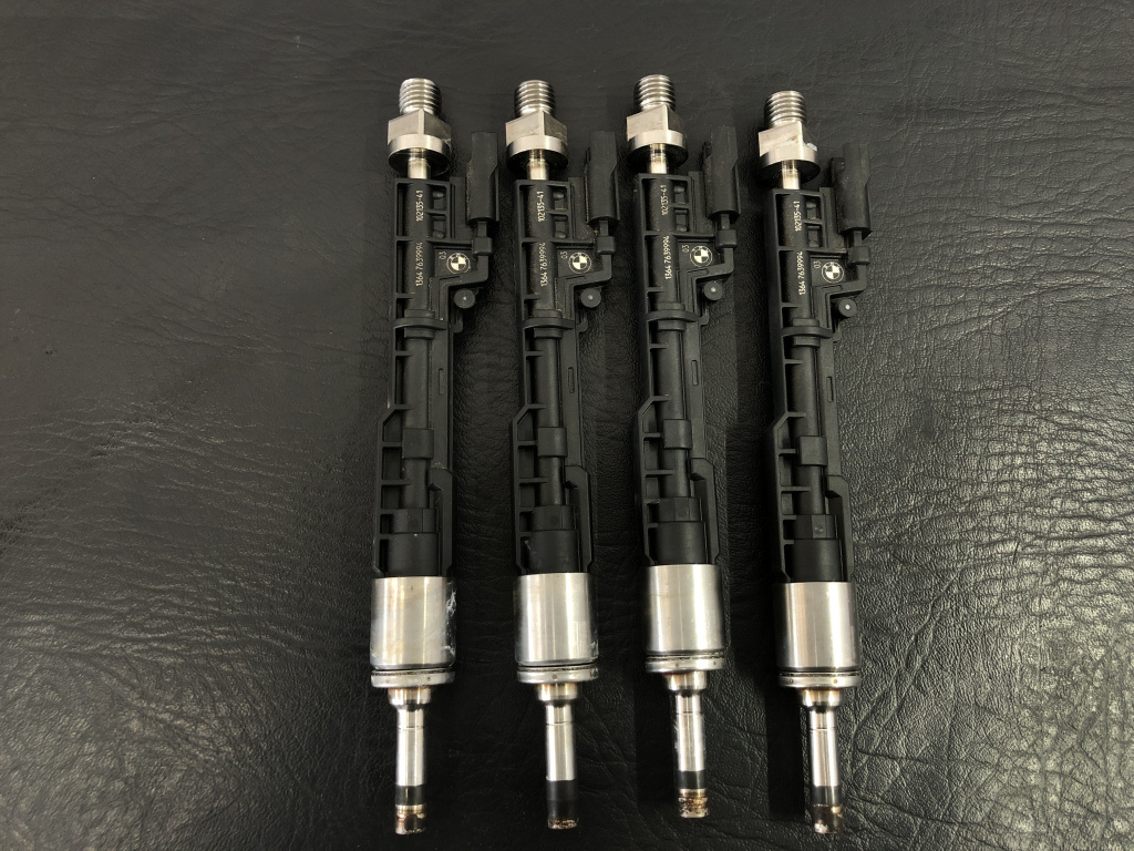 Injector BMW F31 N20B20A sedan 2014 (13647639994)