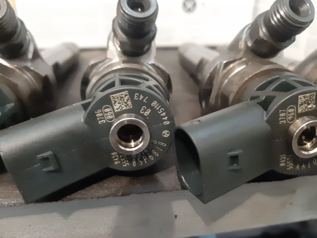 Injector BMW X3 F25 2.0 D 2015 cod 0445110743