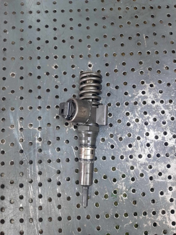 Injector bre bkd azv 2.0 tdi audi a3 8p a4 b7 vw golf 5 0414720404 03g130073g