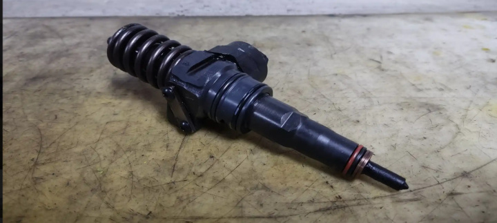 Injector CE (litere mari) 038130073F Volkswagen VW Passat B5 [1996 - 2000]