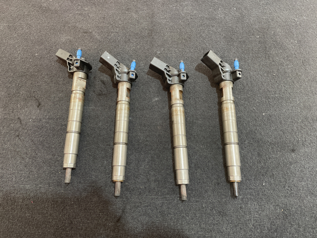 Injector Hyundai Santa Fe 2.2 Automat sedan 2011 (338002F000)