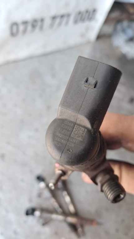 Injector Mercedes A W177 1.5 CDI cod motor OM607951 an 2015 cod 8200704191 / 166008052R