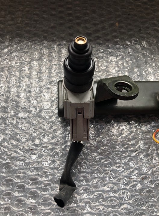 Injector mitsubishi colt 2005 1.3 b mn143973 mr988977