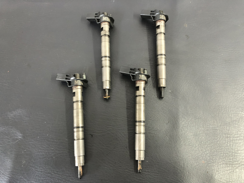 Injector Passat B6 R-Line 2.0TDI 4motion DSG sedan 2010 (03L130277)
