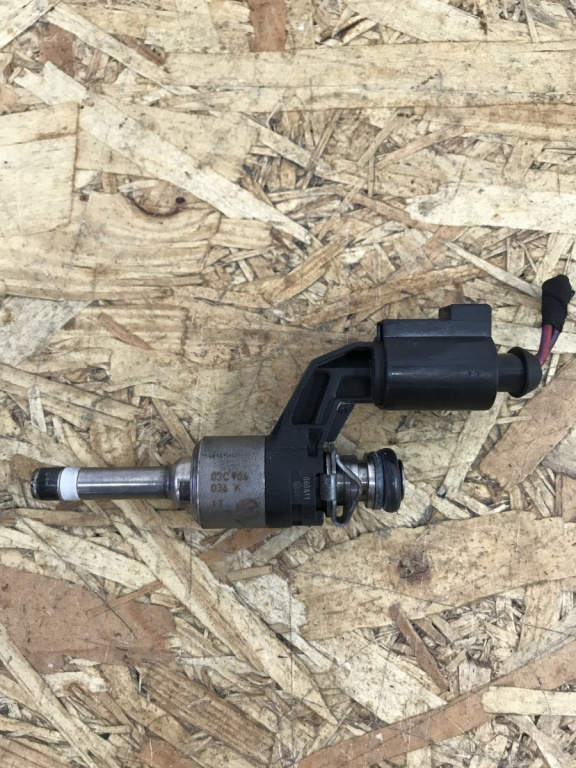 Injector Passat CC 1.4 TSI 160 CP sedan 2012 (03C906036K)