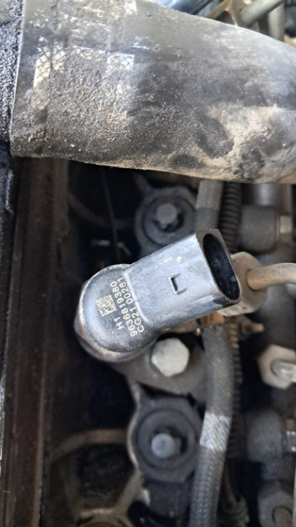 Injector Peugeot Partner 2.0 HDI cod motor RHY , transimie manuala an 2004 cod 9636819380