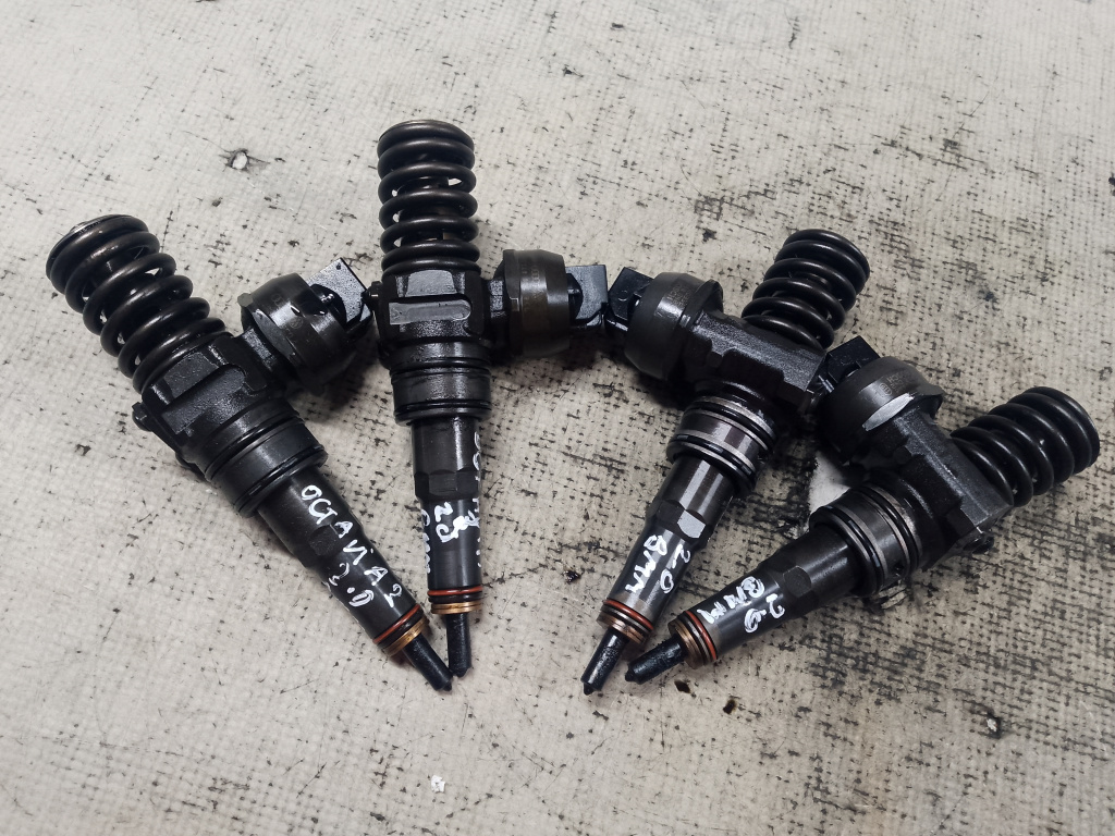 Injector Skoda Octavia 2 2.0 2011, 038130073BQ