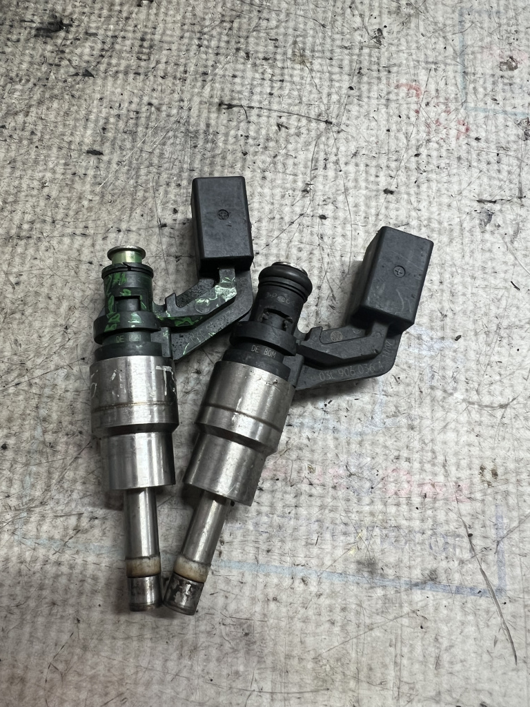 Injector Volkswagen Golf 5 1.6 Benzina 2008, 03C906036A