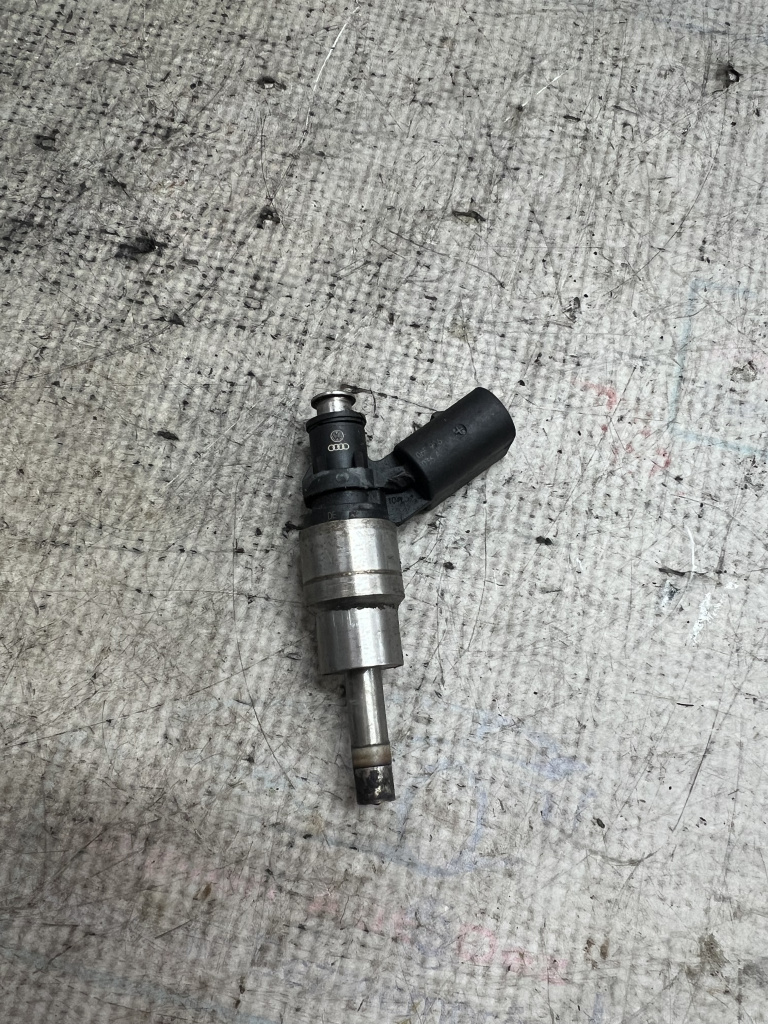 Injector Volkswagen Golf 5 Benzina 2009, 06F906036A