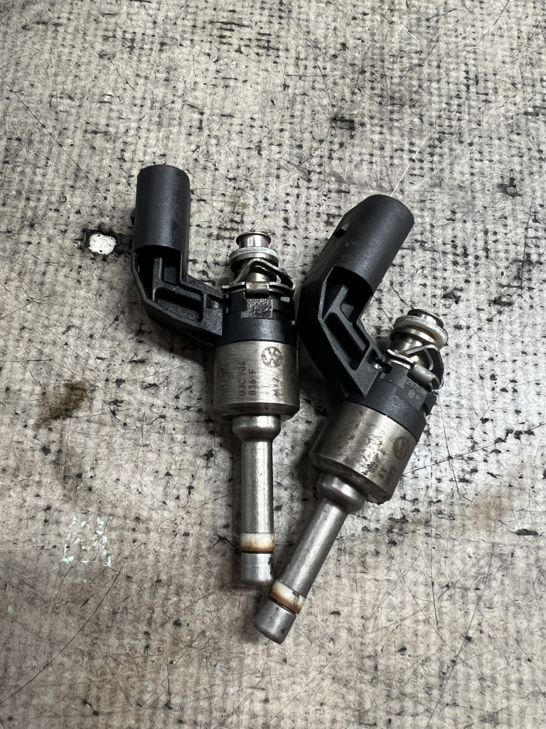 Injector Volkswagen Golf 6 1.4 Benzina 2010, 03C906036F