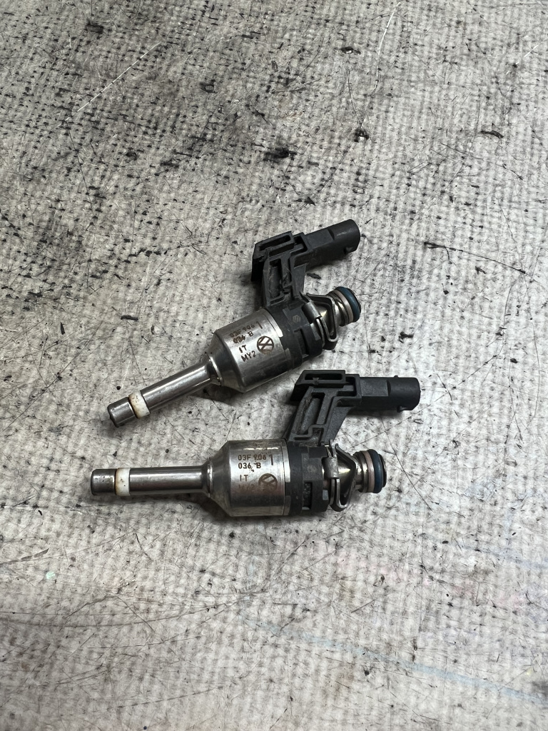 Injector Volkswagen Golf 6 Benzina 2012, 03F906036B