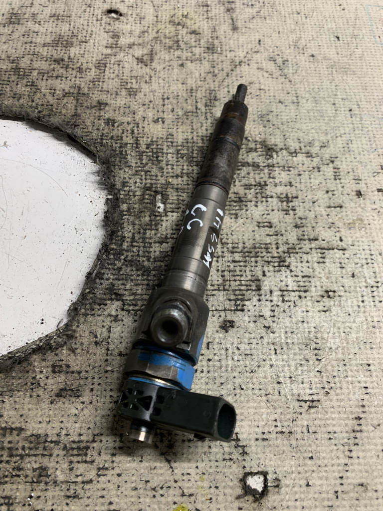 Injector Volkswagen Passat CC 2.0 Motorina 2014, 03L130277J