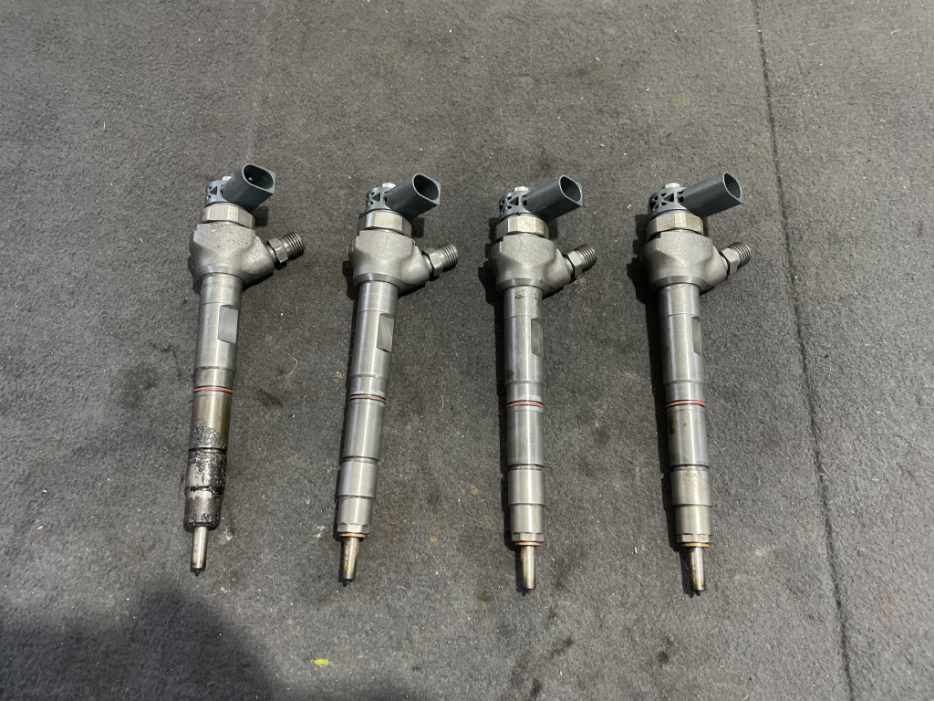 Injector VW Caddy sedan 2013 (0986435)