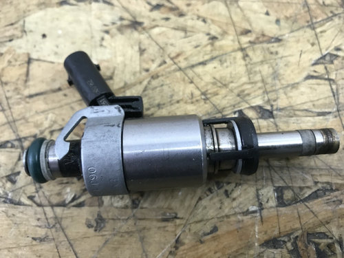 Injector VW Passat B6 2.0TSI combi 2008 (06J133036B)