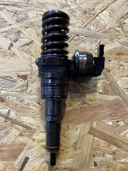 Injector VW Passat B6 Variant 2.0TDI BMP ,4motion , Manual sedan 2008 (038130073BQ)
