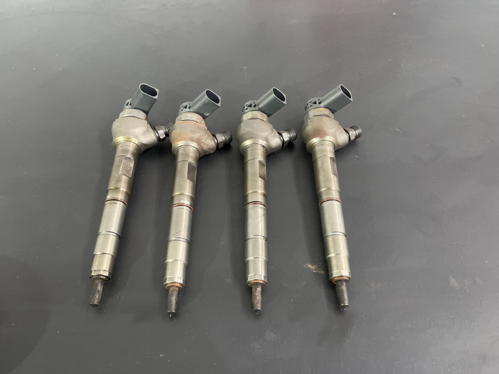 Injector VW Passat B7 2.0TDI 4Motion Automat DSG sedan 2012 (03L130277J)