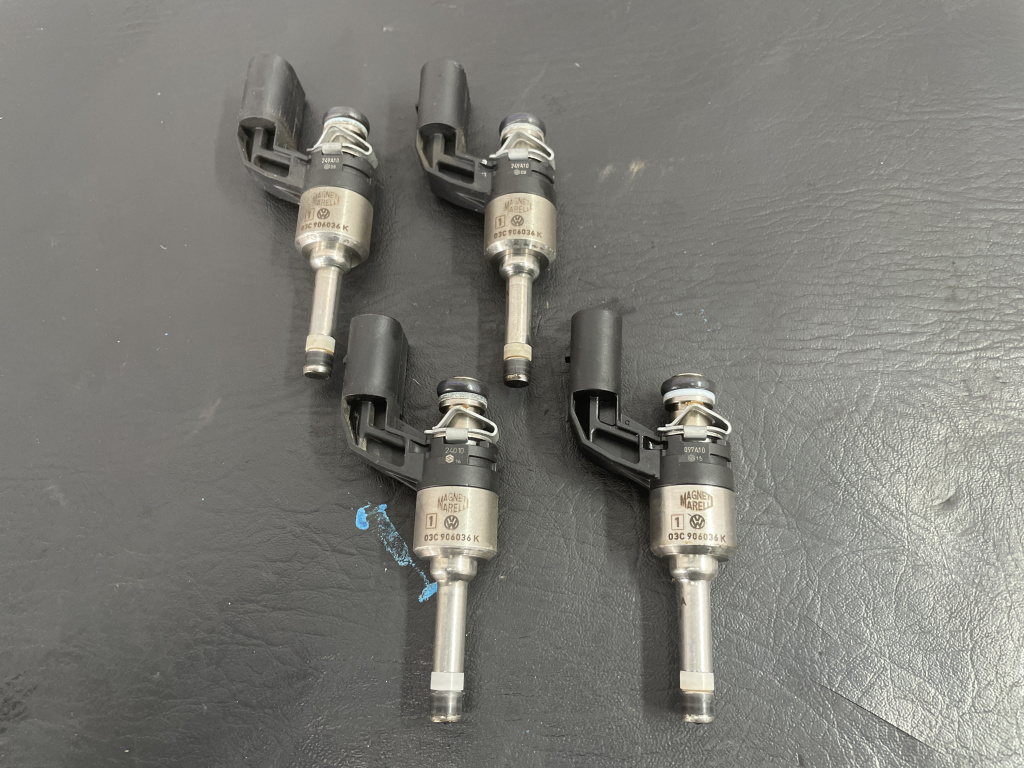 Injector VW Passat B7 Limuzina 1.4 TSI multifuel sedan 2011 (03C906036K)