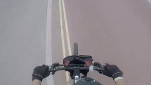 Instant Karma: un biciclist face cunostinta cu asfaltul dupa ce injura un sofer
