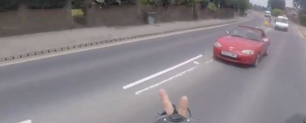 Instant Karma: un biciclist face cunostinta cu asfaltul dupa ce injura un sofer