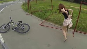 Intamplari (deocheate) din traficul rusesc: bikini si biciclete