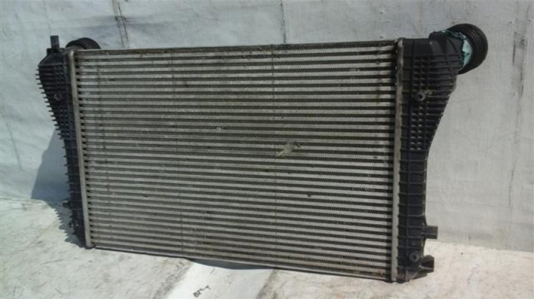 Intercooler Vw Golf 5 / Skoda Octavia 2 An 2004 2005 2006 2007 2008 2009 1.9TDI cod 1K0145803 / 1K0145928A un piciorus de sustinere este rupt.