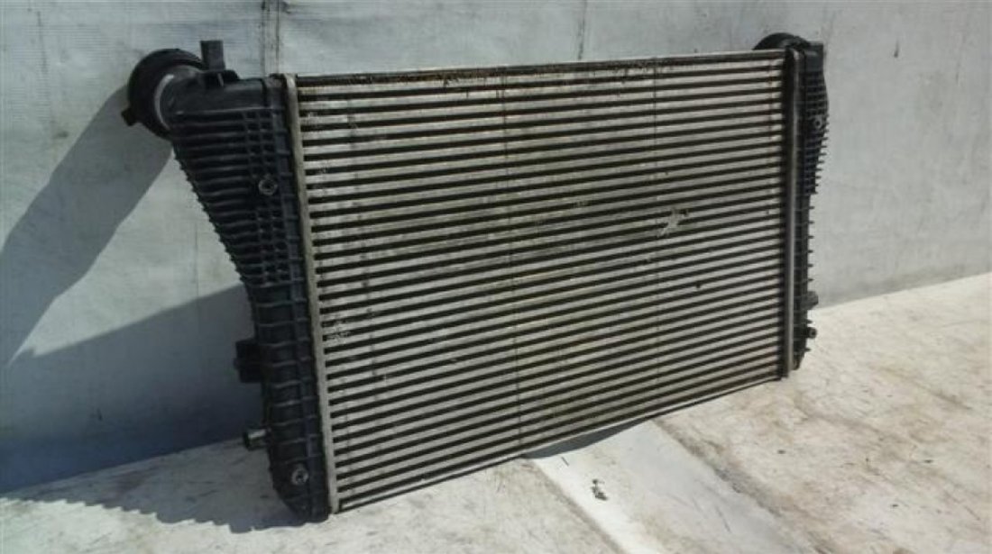 Intercooler Vw Golf 5 / Skoda Octavia 2 An 2004 2005 2006 2007 2008 2009 1.9TDI cod 1K0145803 / 1K0145928A un piciorus de sustinere este rupt.