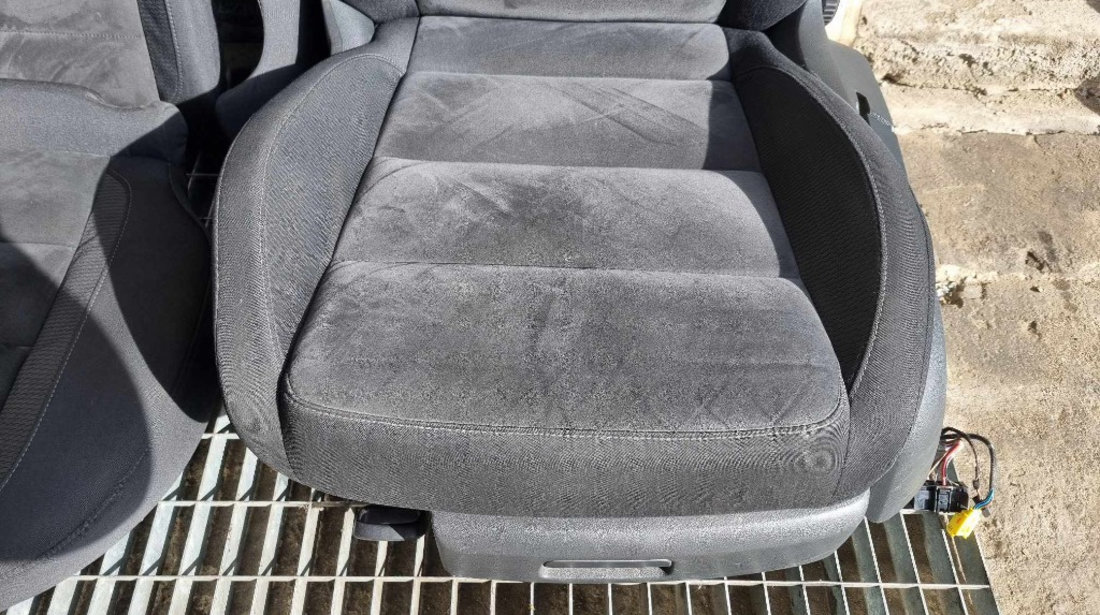 Interior complet textil + alcantara (scaune fata cu incalzire, banchete, fete usi,cotiera) VW Golf 5