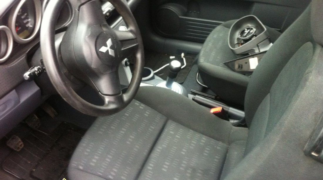 Interior curat mitsubishi colt an 2005