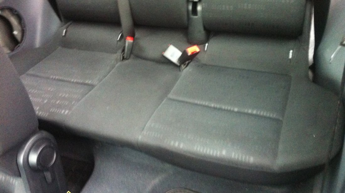 Interior curat mitsubishi colt an 2005