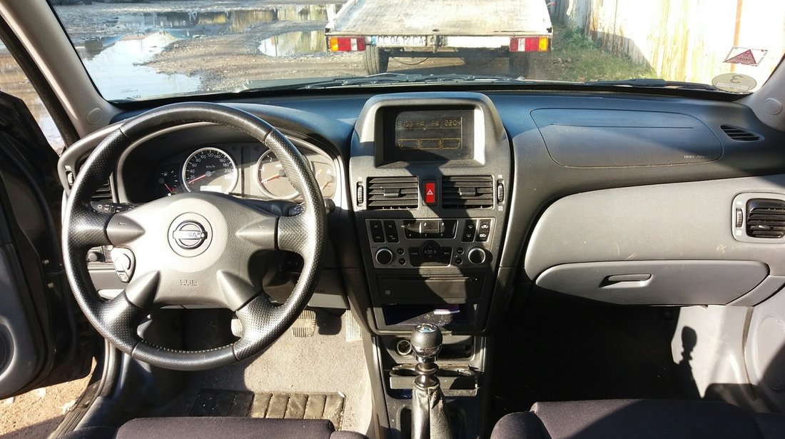 Interior Nissan Alemera 2005