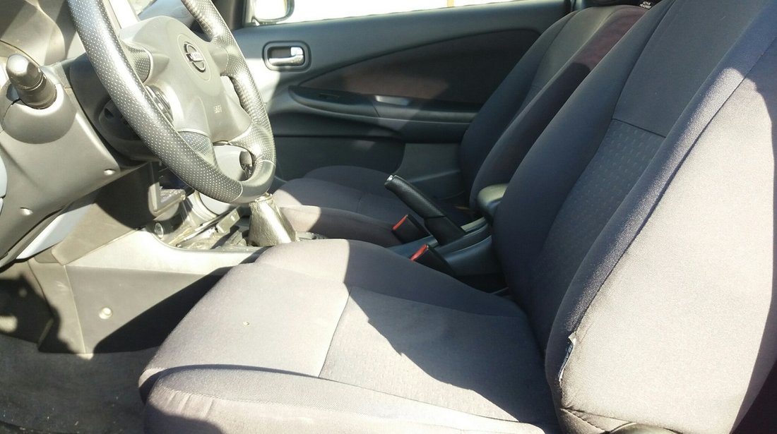 Interior Nissan Alemera 2005