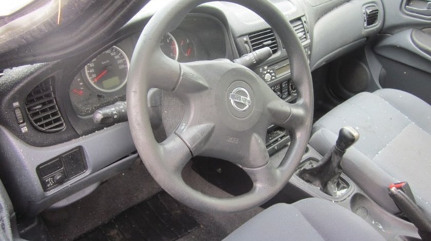 Interior Nissan Almera 2006