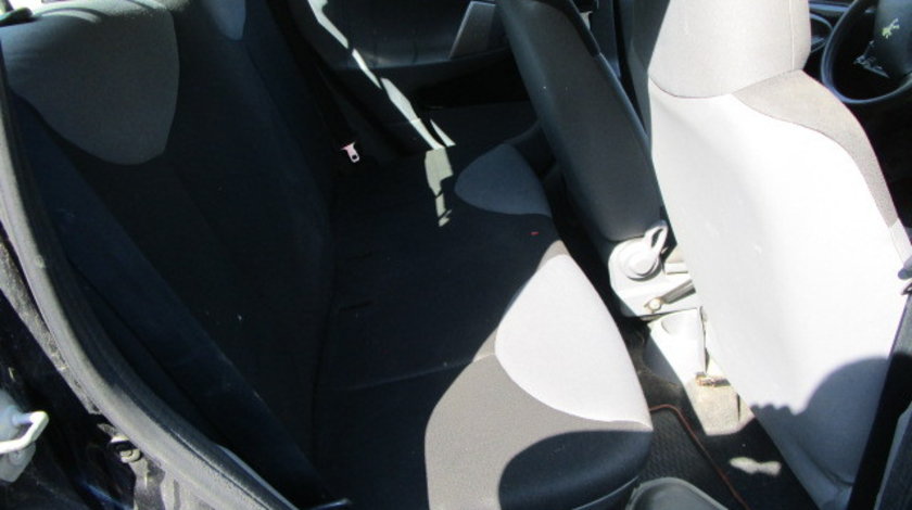 Interior Peugeot 107 2006;5-hatchback .