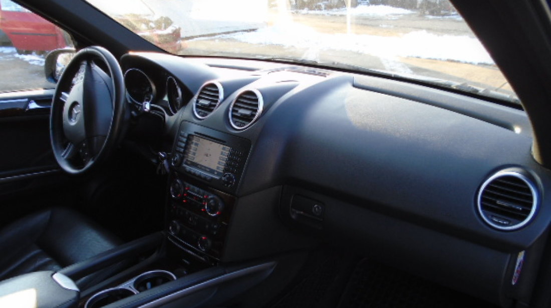 Interior Piele Negru AMG cu ecrane in tetiere Mercedes Ml W164
