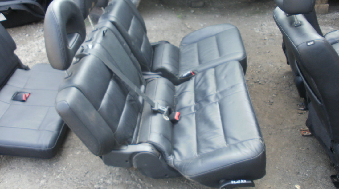 Interior piele negru Mitsubishi Pajero 7 locuri , an 2003