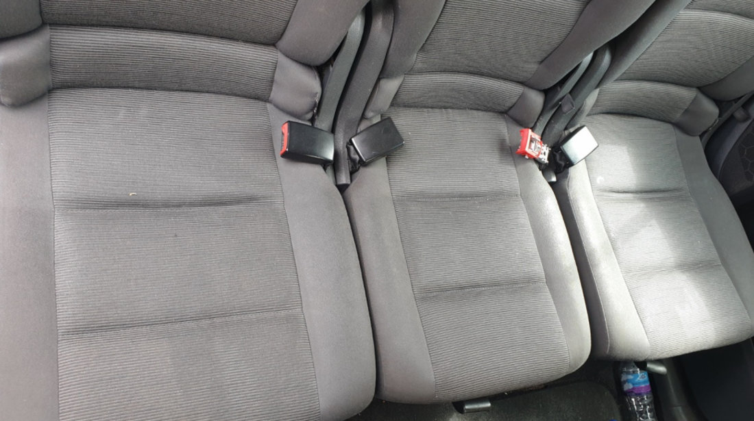 Interior Textil Fara Incalzire 7 Locuri Scaun Scaune Si Bancheta cu Spatar Volkswagen Touran 2003 - 2015 999,99lei (scaunele fata prezinta arsuri de tigara)