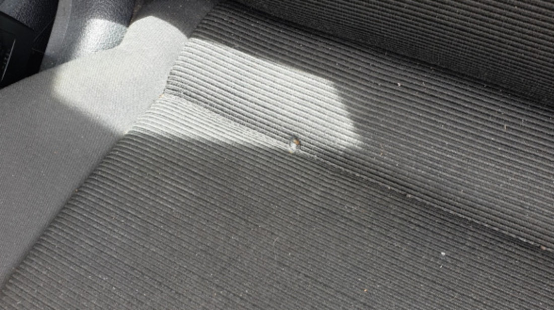 Interior Textil Fara Incalzire 7 Locuri Scaun Scaune Si Bancheta cu Spatar Volkswagen Touran 2003 - 2015 999,99lei (scaunele fata prezinta arsuri de tigara)