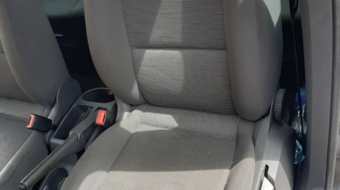 Interior Textil Fara Incalzire 7 Locuri Scaun Scaune Si Bancheta cu Spatar Volkswagen Touran 2003 - 2015 999,99lei (scaunele fata prezinta arsuri de tigara)