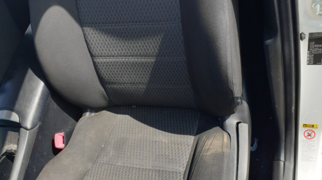 Interior Textil Fara Incalzire Scaun Scaune Fata Stanga Dreapta si Bancheta cu Spatar Toyota Avensis 3 Break Combi Facelift T27 2009 - 2018