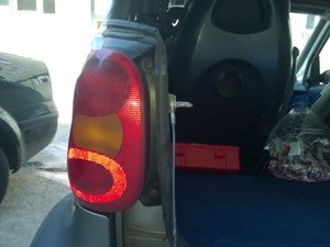 Intrebare de noob. Cum schimb becurile de la stopuri pe un Smart Fortwo cabrio din 2001?