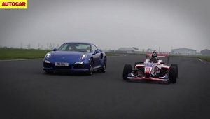 Intrecere pe circuit intre un Porsche 911 Turbo S si o masina de Formula 4