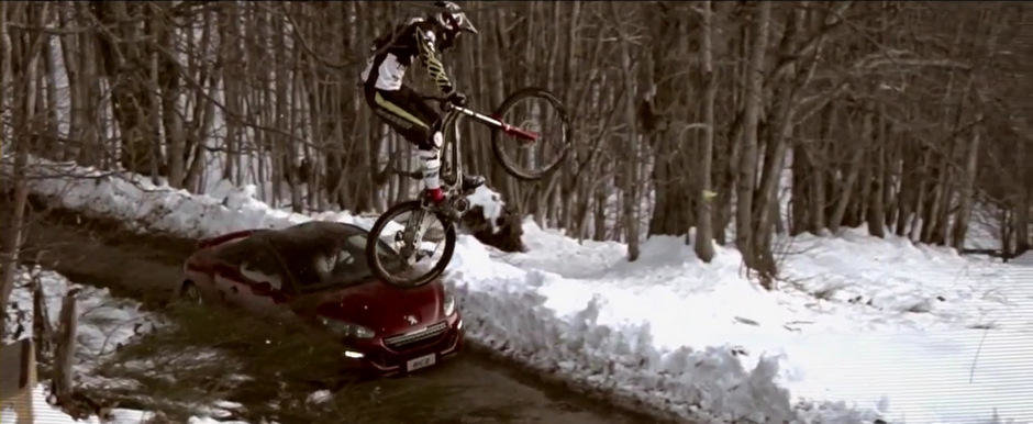 Intrecere spectaculoasa in munti, intre noul Peugeot RCZ si un... biciclist