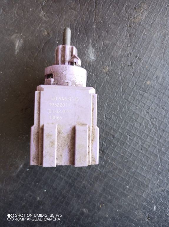Intrerupător de stop cu 4 pini , VW Golf 00-07, Audi TT 99-12 COD - 1j0945511E
