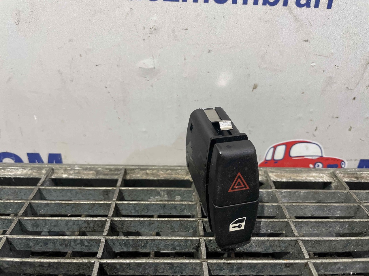 INTRERUPATOR AVARIE BMW X1 - - (2009 201