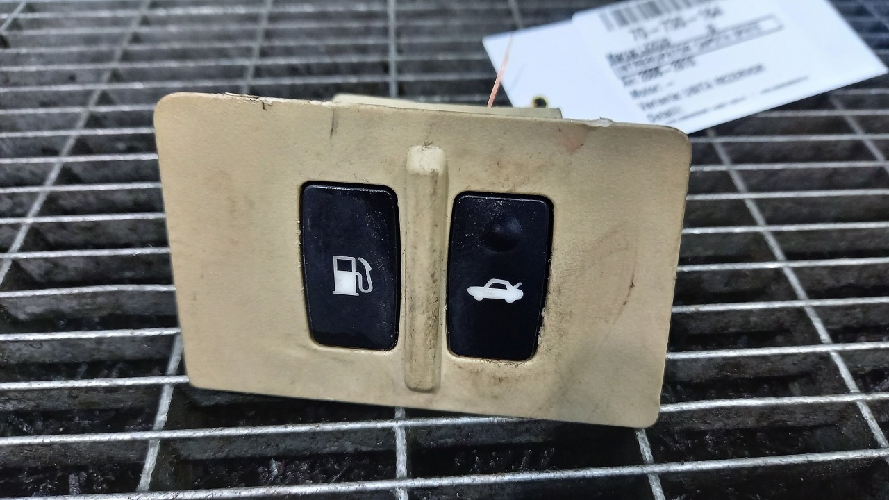 INTRERUPATOR CAPOTA SPATE LEXUS IS IS - - (2005 2010)