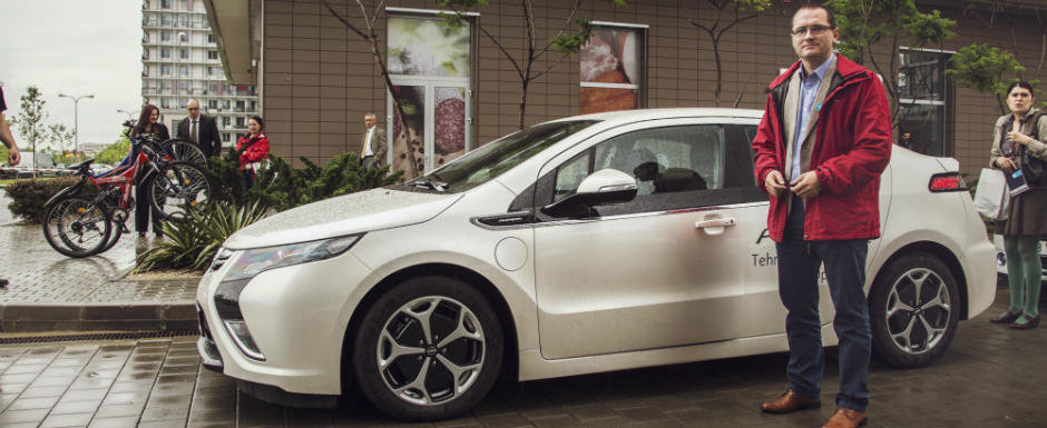 Ipocrizia politicienilor: Ministrul Mediului din Romania conduce un Opel Ampera Ipocrizia politicienilor: Ministrul Mediului din Romania conduce un Opel Ampera