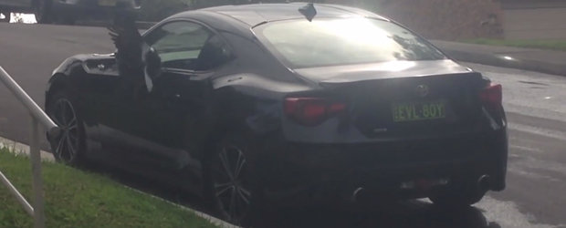 Isi gasea mereu masina zgariata in parcare, asa ca a montat o camera video in apropiere. Ce se intampla, de fapt